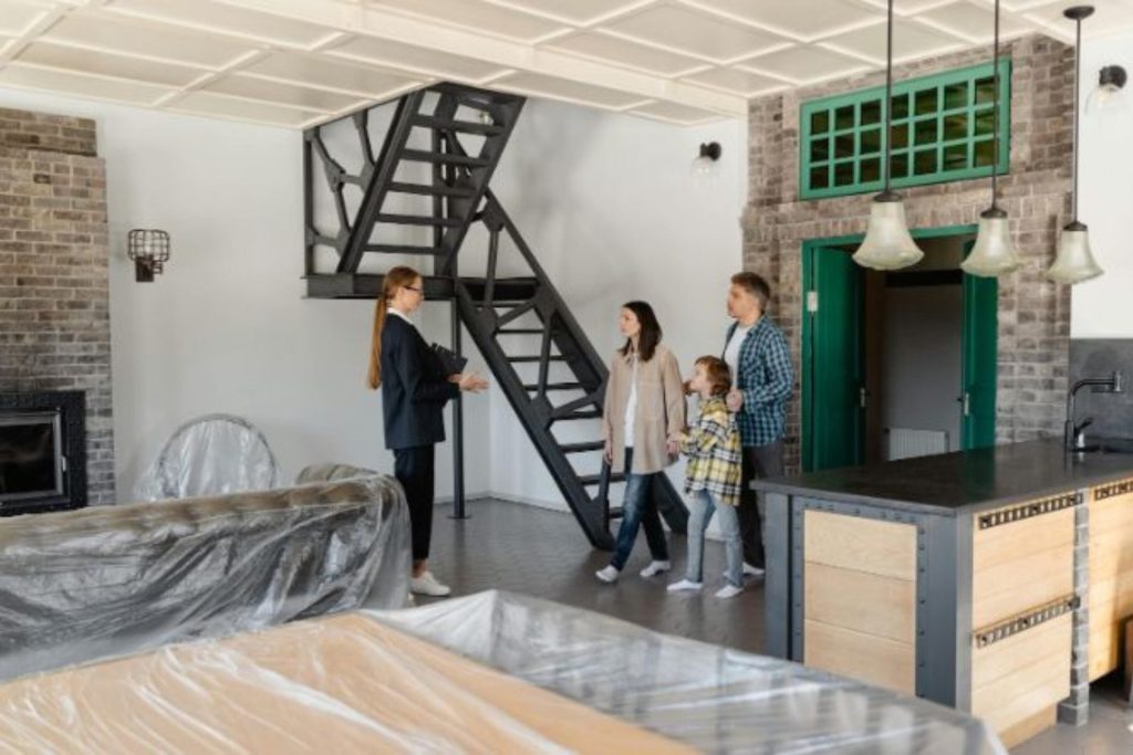 people viewing a room to rent 